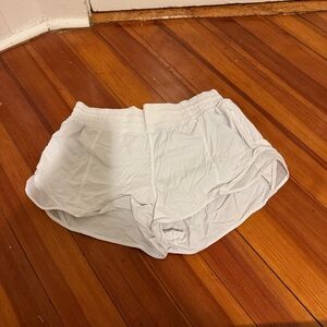 lululemon hotty hot 2.5 in high rise shorts